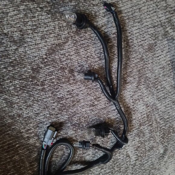 2019/2024 Chevrolet Silverado Passenger taillight non led - Picture 6 of 9